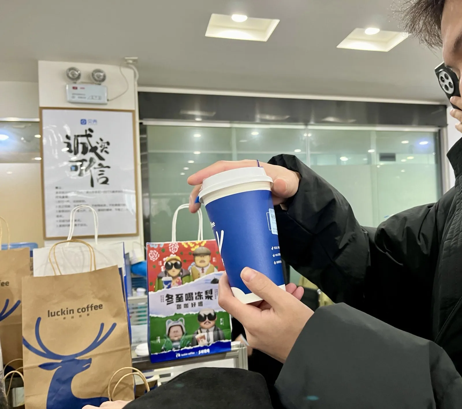 嘉域奖杯与鲜花